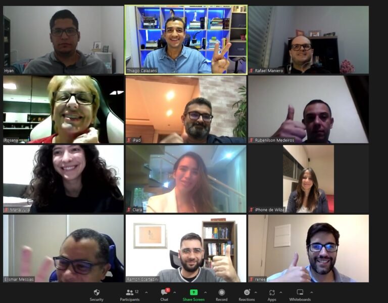 Foto de aula em grupo por videoconferência com alunos