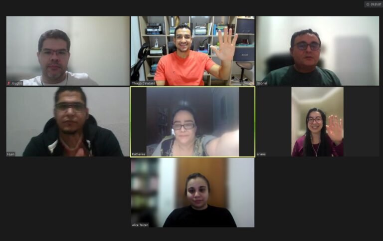 Print de reunião em grupo por videochamada com alunos