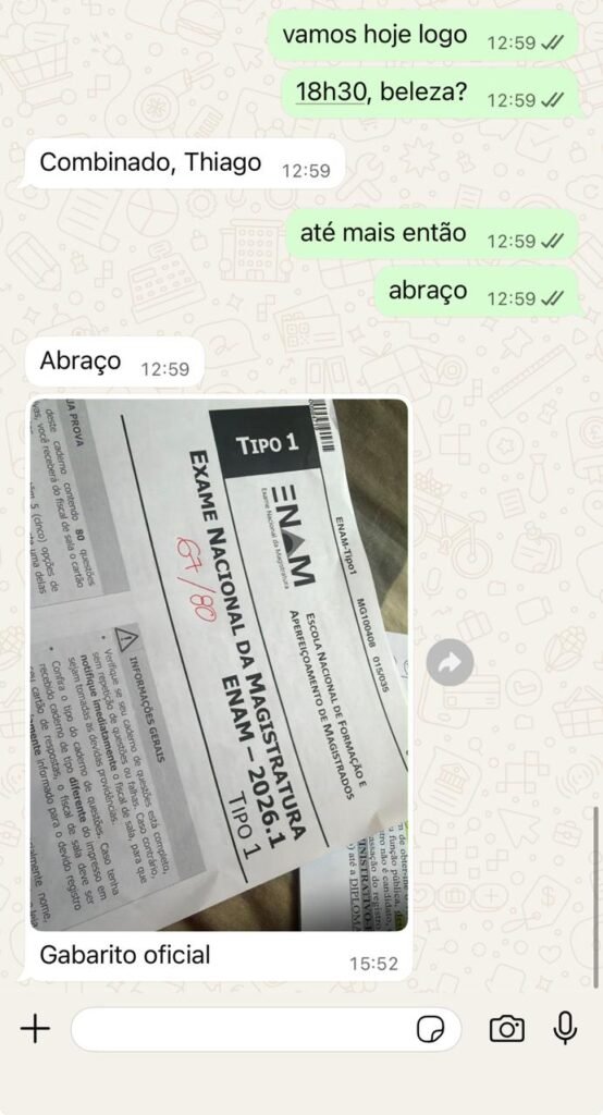 Aluno mostra gabarito do ENAM, 67 de 80 questões
